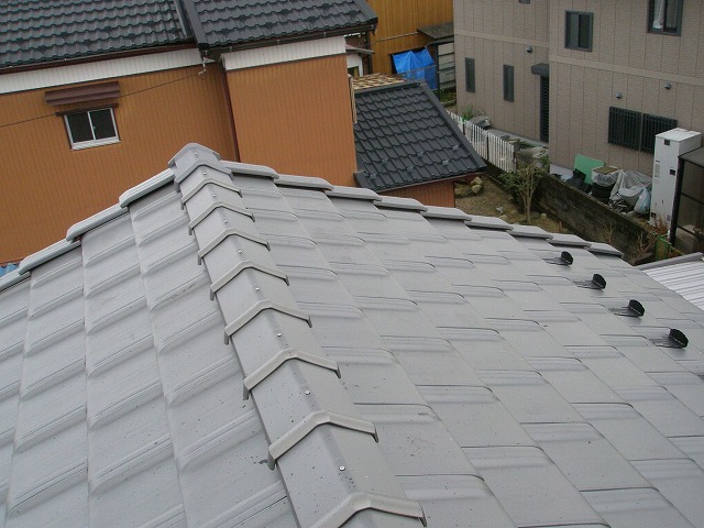 天白区で屋根の重量が気になり葺き替え工事の事例、平板瓦へ屋根材を変更し桟葺きで施工